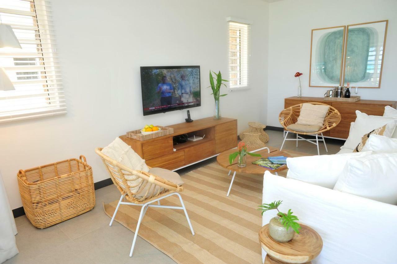 Obiches Luxury Beachfront Apartment Trou-Aux-Biches Bagian luar foto
