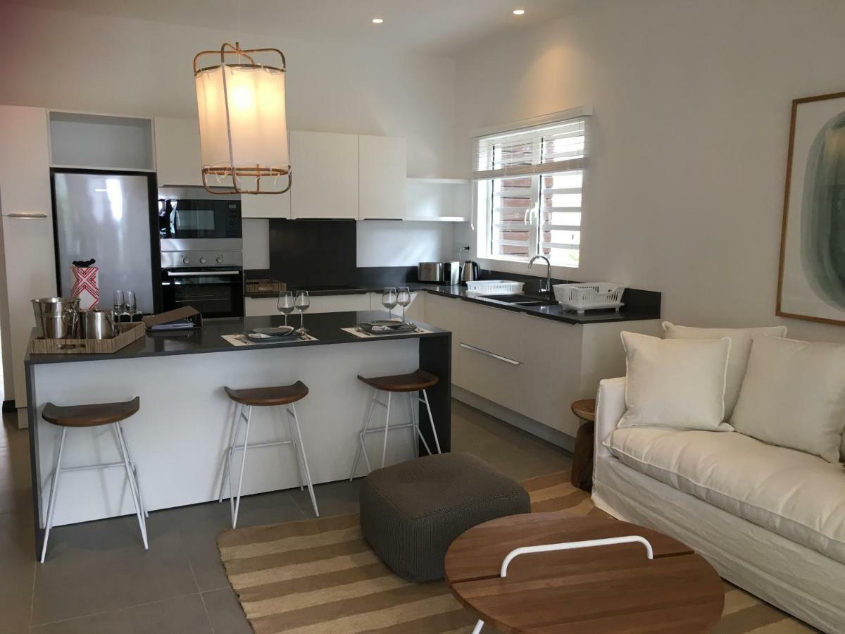 Obiches Luxury Beachfront Apartment Trou-Aux-Biches Bagian luar foto