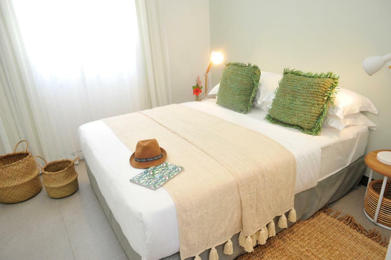 Obiches Luxury Beachfront Apartment Trou-Aux-Biches Bagian luar foto