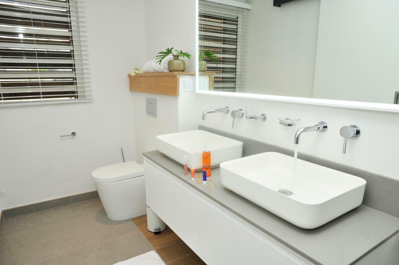 Obiches Luxury Beachfront Apartment Trou-Aux-Biches Bagian luar foto